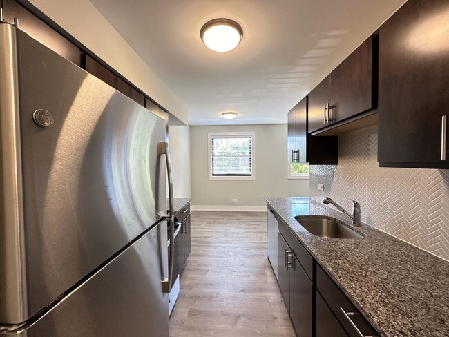 Building Photo - 527 W Surf St Unit A04C Rental