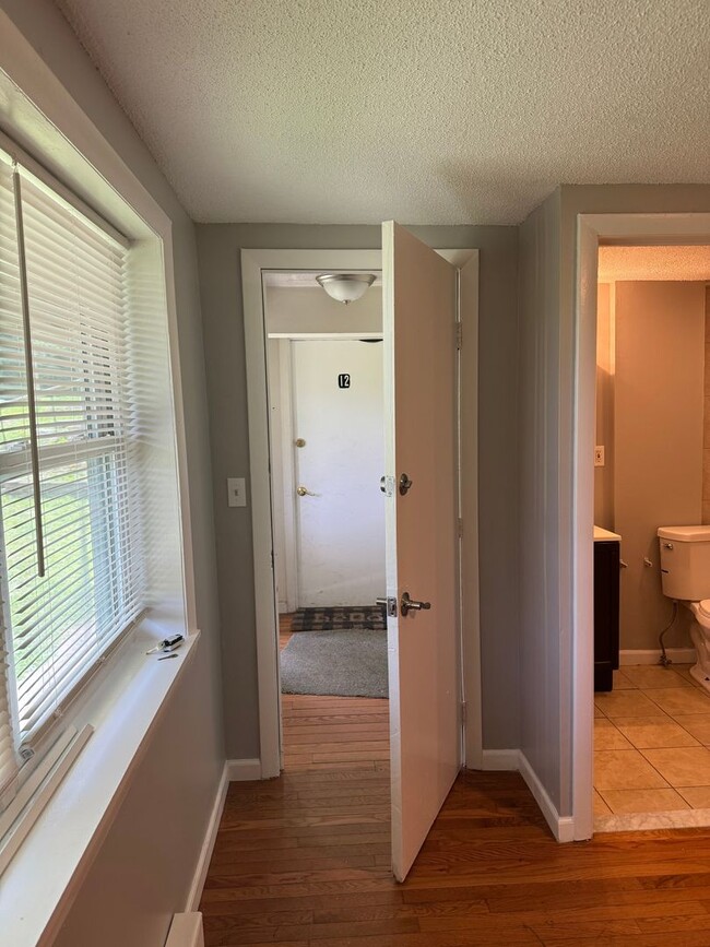 Building Photo - One bedroom Southwick Ma U-13 Unit -13