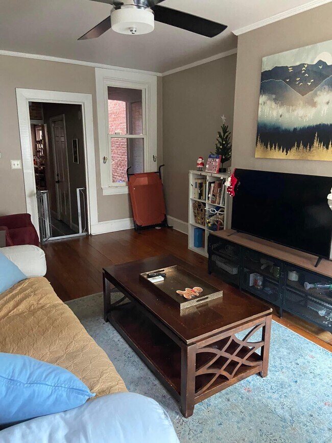 Photo - 2046 Bank Street