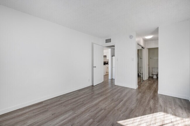 1BR, 1BA - 700SF - Bedroom