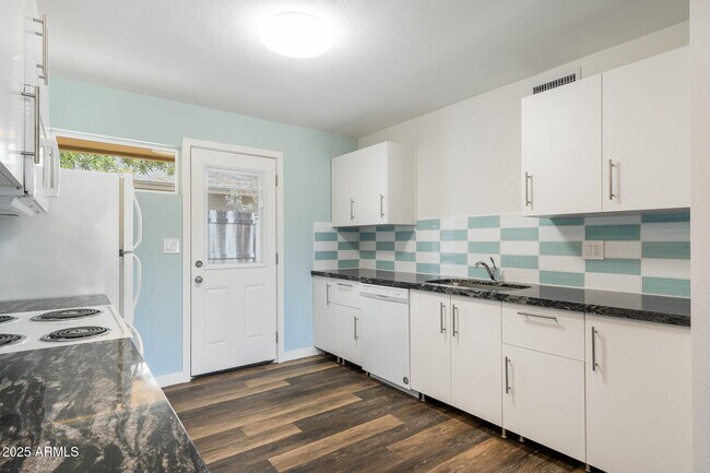 Building Photo - 1245 W 4th St Rental