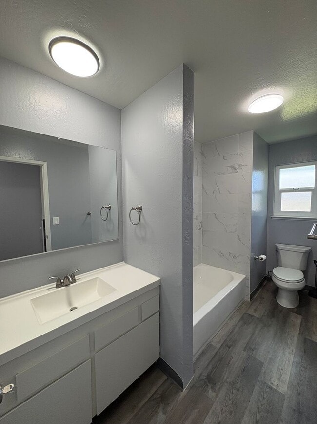 Building Photo - 425 Plum St Unit B