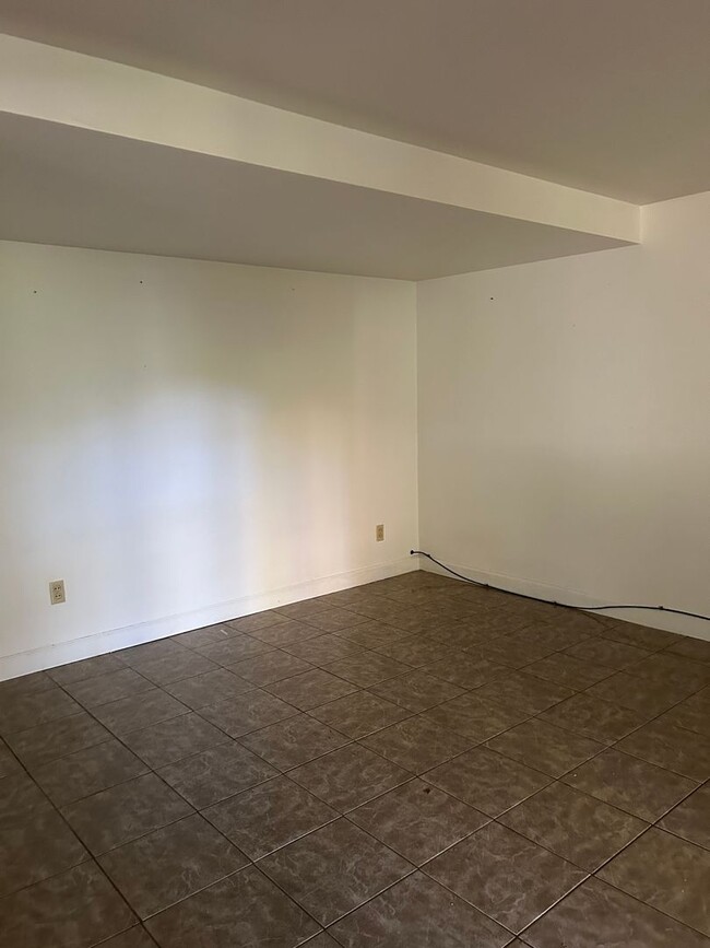 Building Photo - 25 Meta Dr Unit 25 B Meta Drive