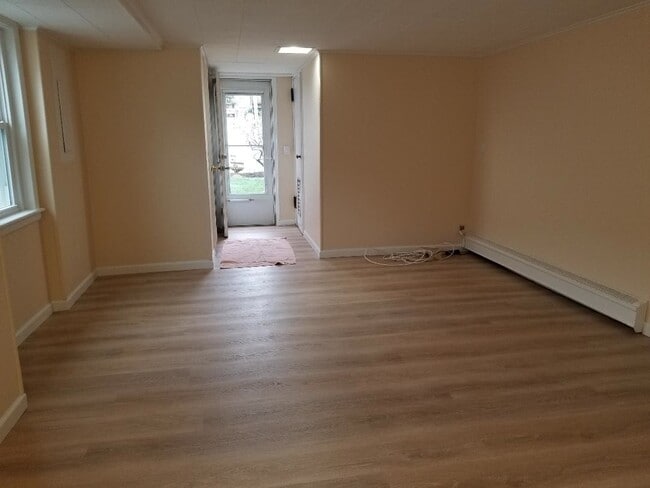 Sala de estar - 608 E Penn St Unidad 1st Fl