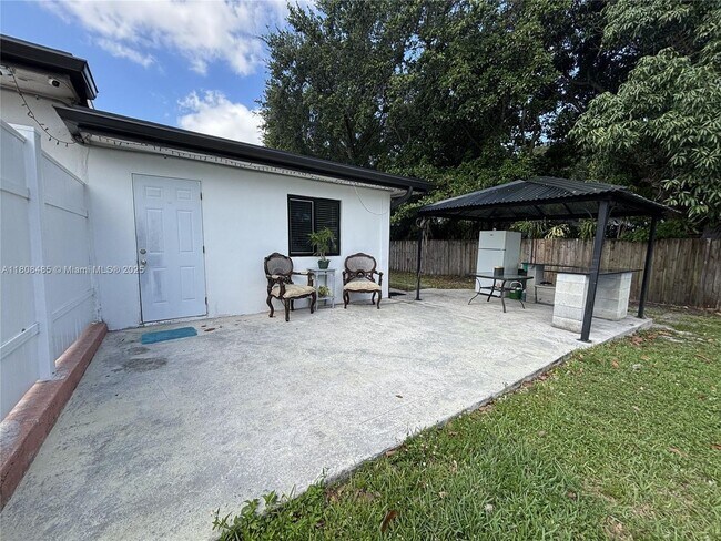 Building Photo - 1055 NW 153rd St Unit 2-2 Rental