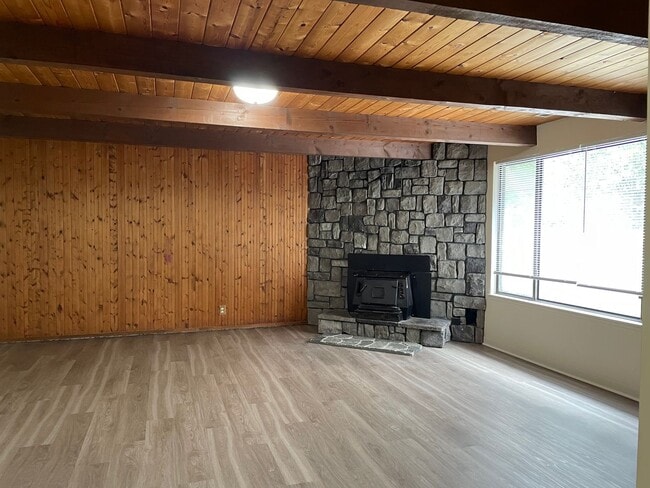 Building Photo - Spacious 3 Bed 2 Bath Home-Located on a Corner Lot in Quiet Neighborhhood