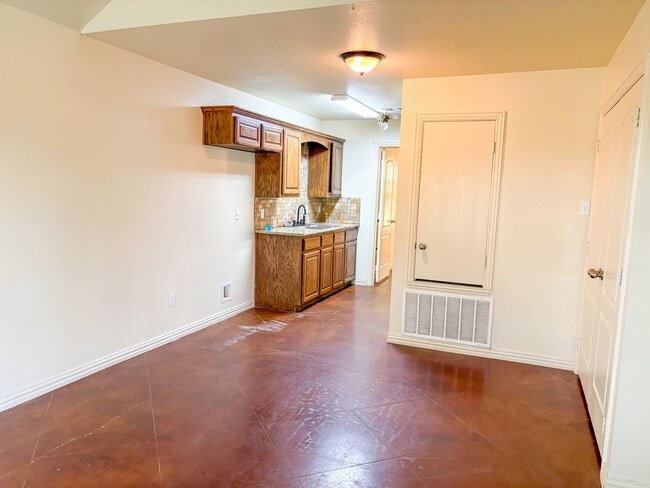 Photo - 810 E Avenue C