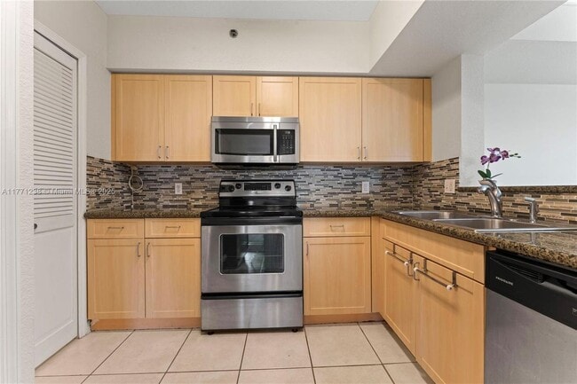 Building Photo - 9340 Fontainebleau Blvd Rental