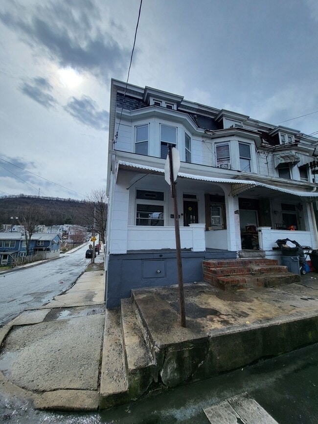 Building Photo - 3 Bedroom / 1 Bathroom in Tamaqua !