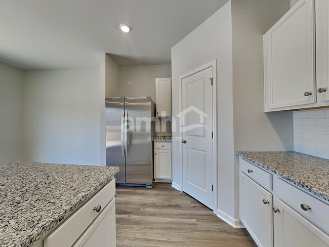 Photo - 3984 Zepelin Wy