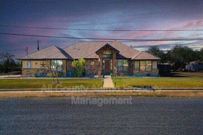 Photo - 303 Schneider St