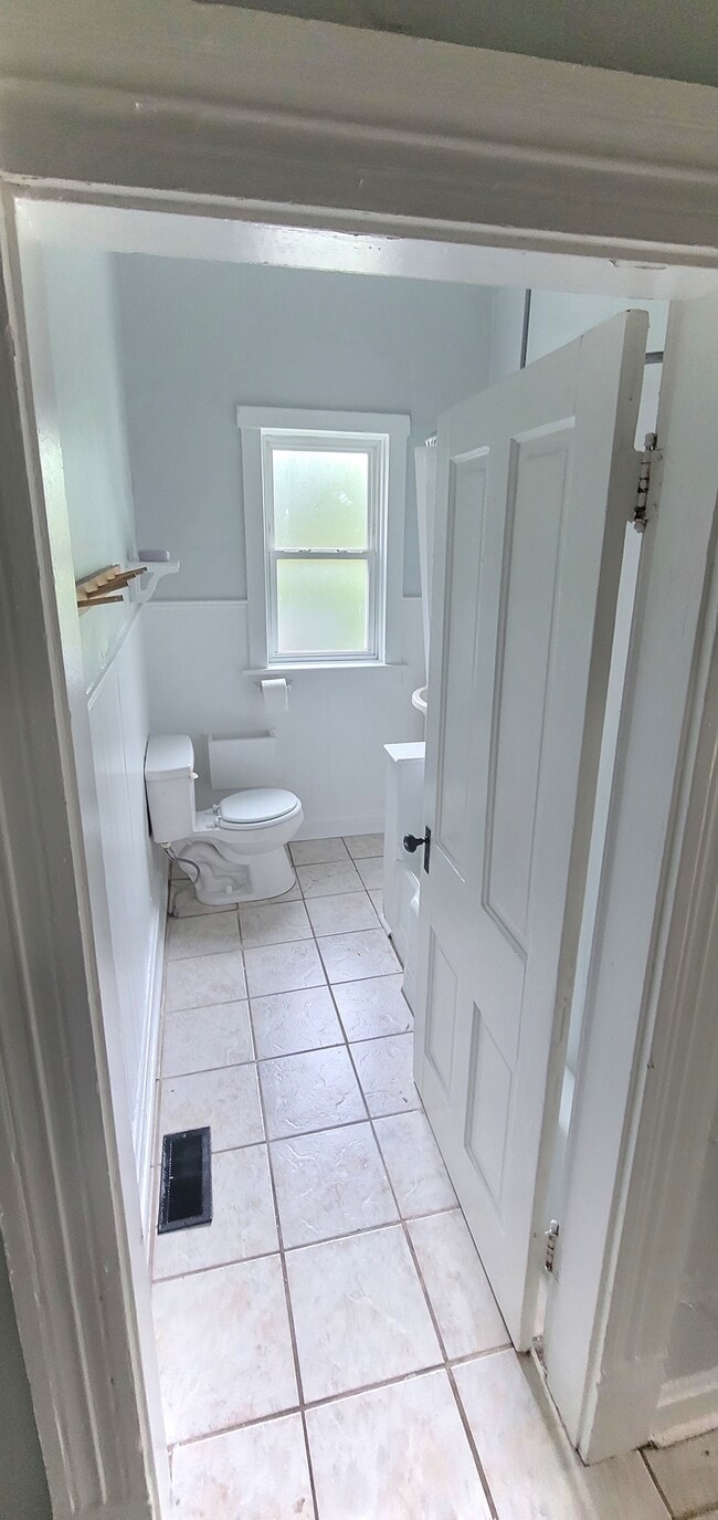Bathroom w/Tub shower