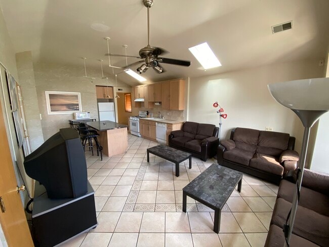 Living Room / Kitchen - 2442 W Fillmore St Unit 3
