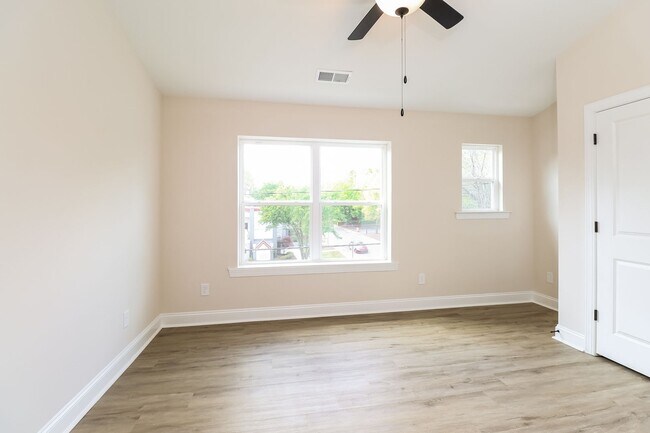 Photo - Beautiful 3BR 3.5BA Townhome w/ Full Appliance Kitchen Garage Parking in West End