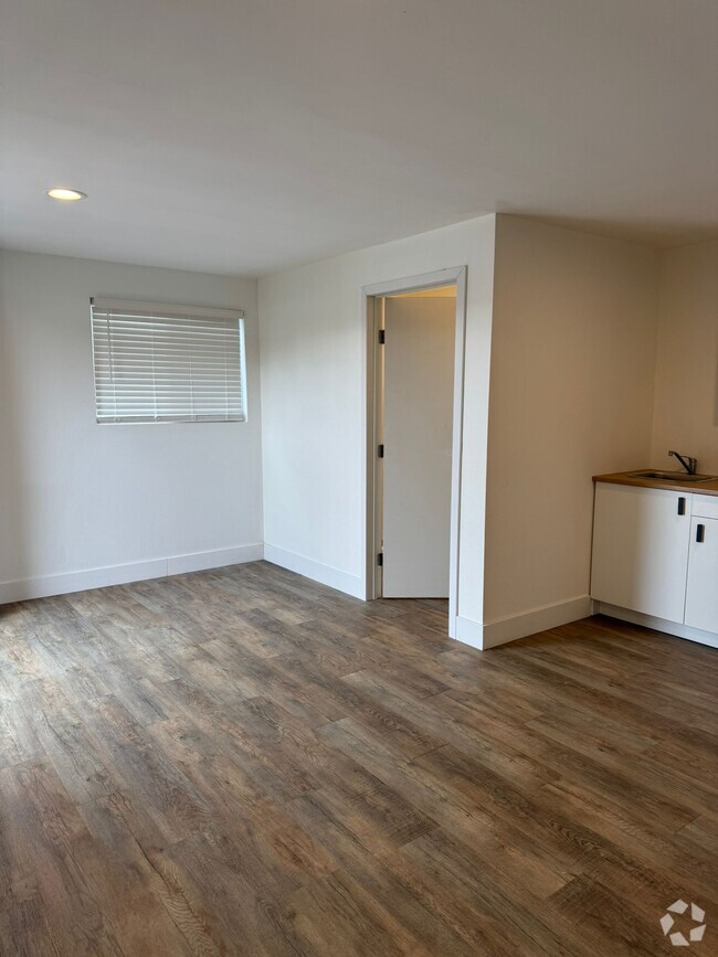 Building Photo - 2718 Ridgeway Dr Unit 2718 A Studio Rental