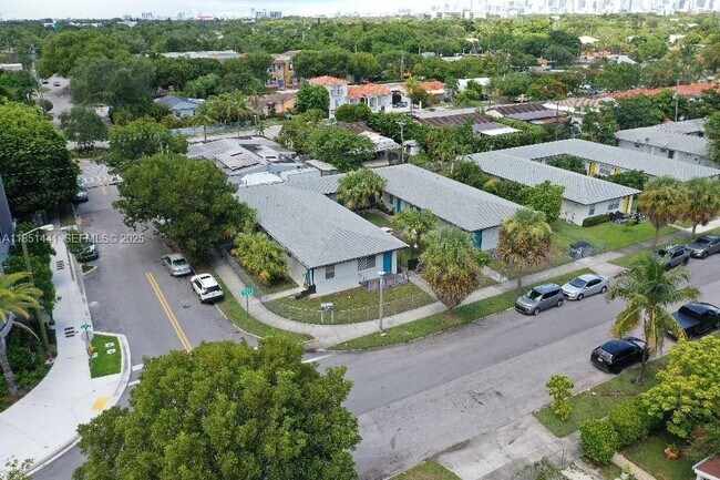 Building Photo - 2499 SW 27th St Unit 9