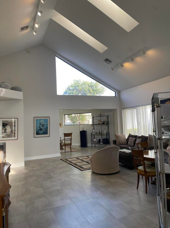 Photo - 17560 Vía Capri