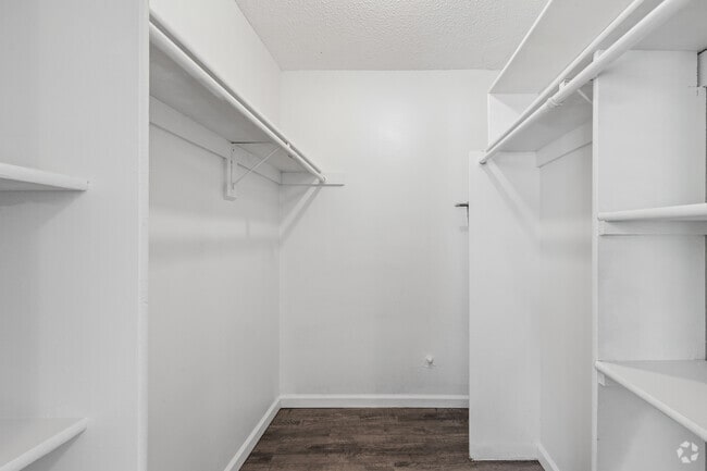 Classic 1BR, 1BA - 620SF - Walk-In Closet