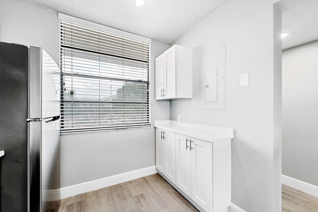Photo - 3636 Whitehall Dr Unidad 402