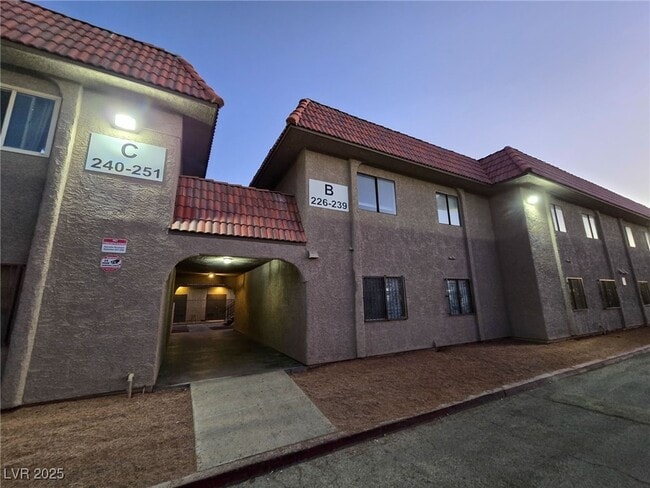 Building Photo - 4300 N Lamont St Unit 239