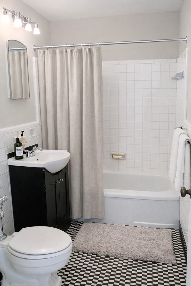 Studio / Bath