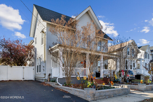 Photo - 192 Broad St Townhome