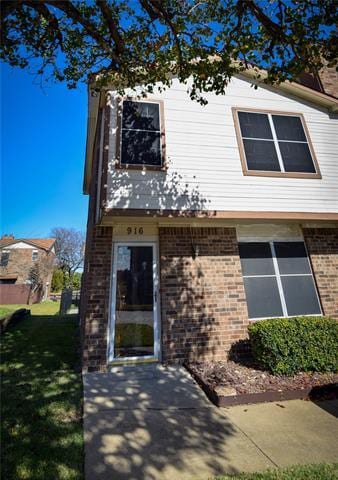 Building Photo - 916 Cedar Terrace