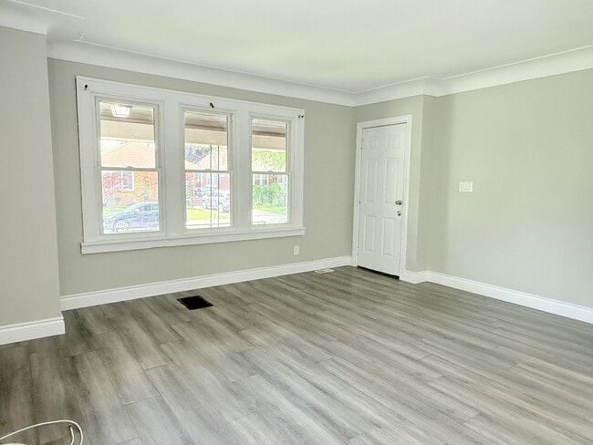 Photo - 1658 Marentette Ave