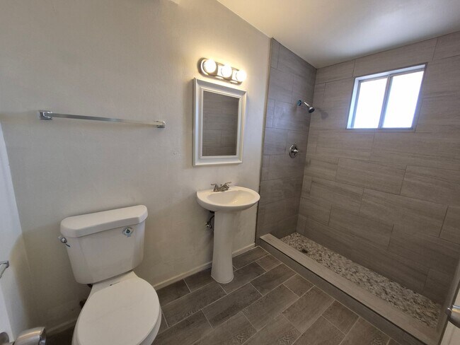 Photo - Large 4 Bed 2 Bath House