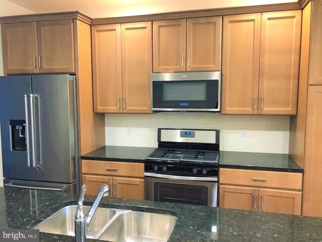 Photo - 805 Lakeview Ct