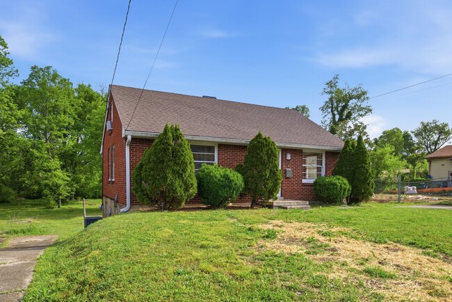 Building Photo - 905 W Eastland Ave