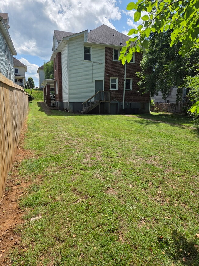 Shared Backyard - 1609 Chapman Ave SW Unit B