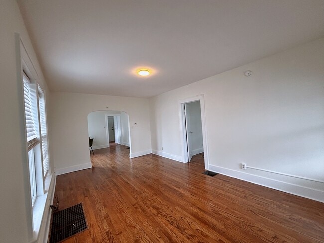 Building Photo - 201 Lillian Ave Unit 201 Lilian