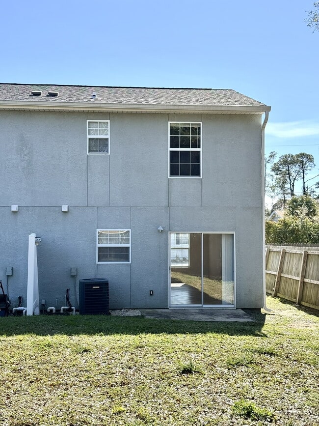 Photo - "Coastal Comfort Awaits: Charming 2-Bed, 2-Bath Townhouse on Catherine Street!" Unidad A