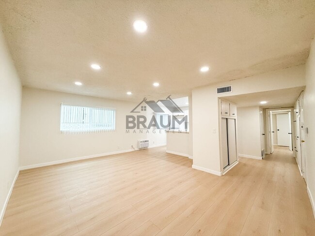 Photo - 5252 Hermitage Ave Unit 1