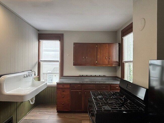 Photo - 375 Erie St Unit Lower