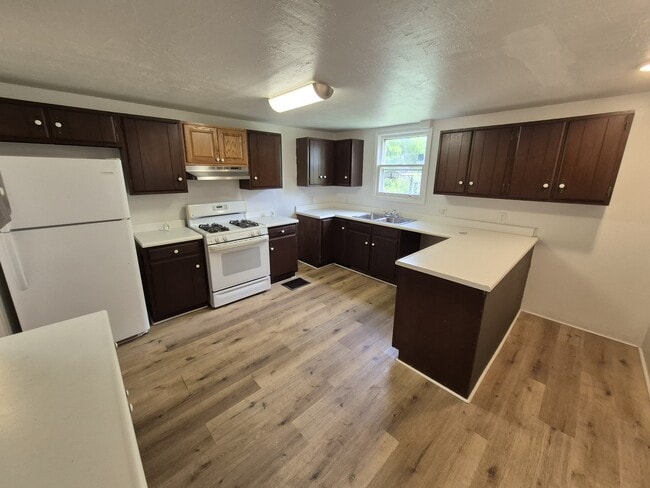 Building Photo - 526 Corwin St Rental