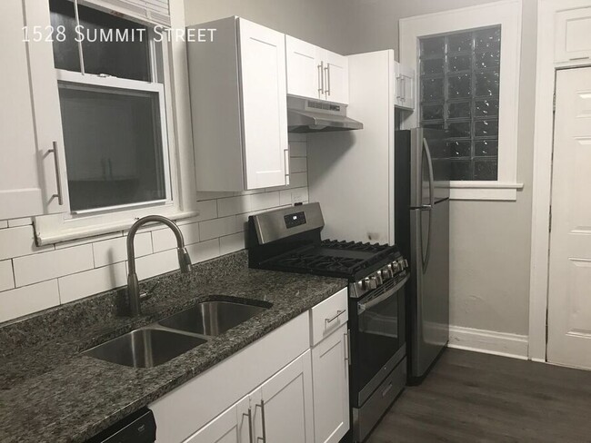 Photo - 1528 Summit St