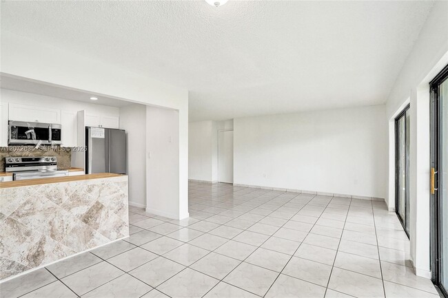 Building Photo - 5700 SW 127th Ave Unit 1118
