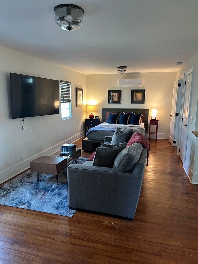 Photo - 2000 Rugby Ave Unit Cottage