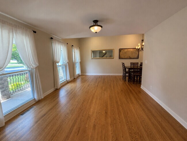 1550 W Goldengate Dr