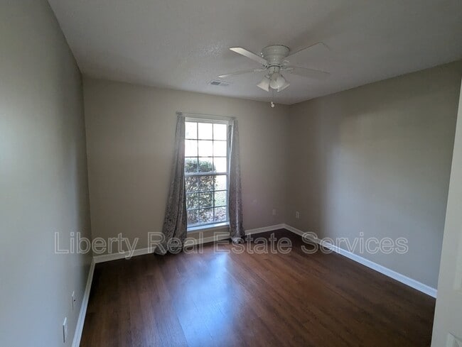 Photo - 550 Laurenburg Dr