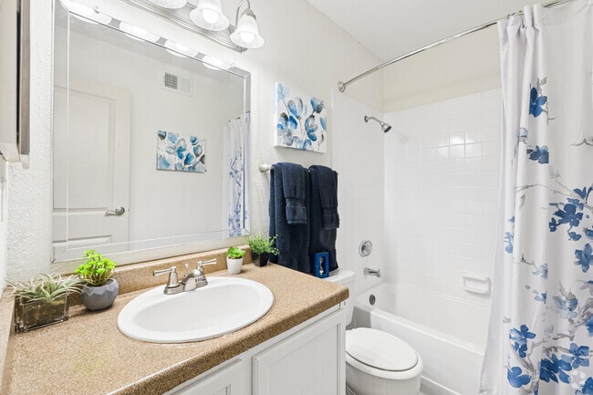 B2C 2BR, 2BA - 835SF - Primary Bathroom
