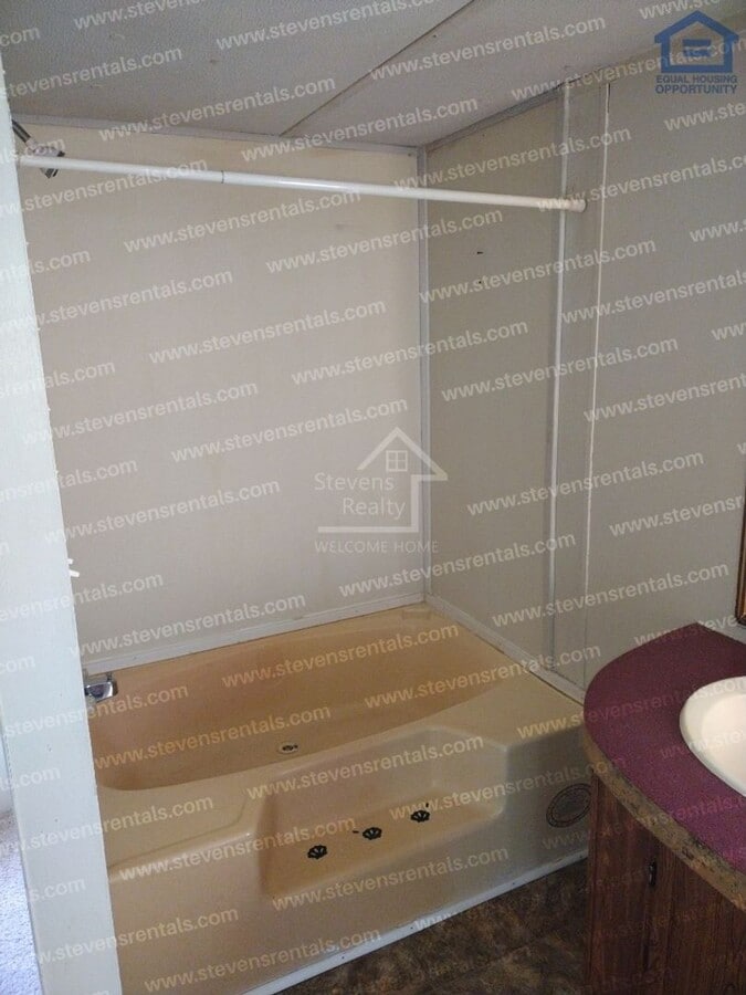 Photo - 211 Holly Berry Ln