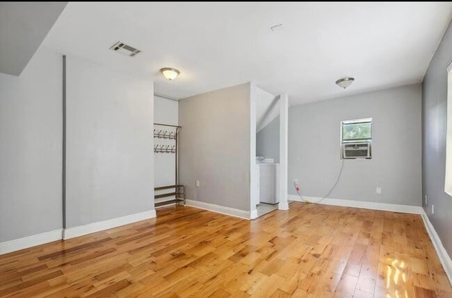 Photo - 2135 Mirabeau Ave