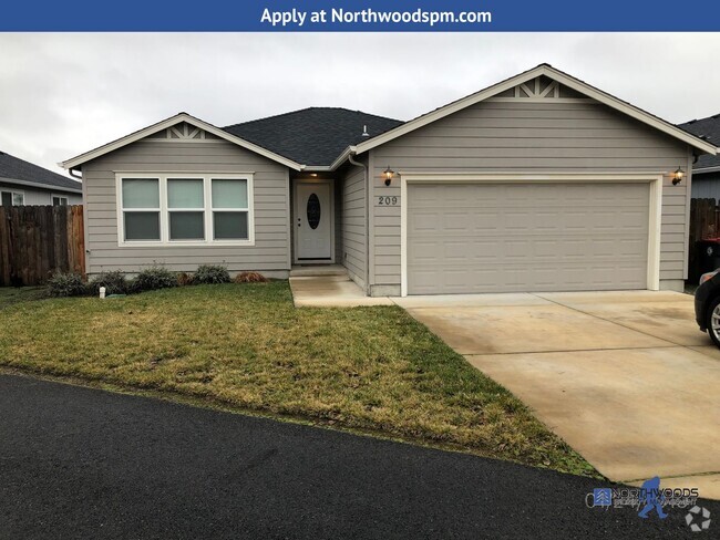 Building Photo - Nice 3 Bedroom 2 Bath Home with Vaulted Ce...