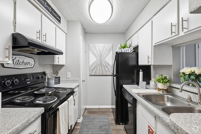 1BR, 1BA - 557SF - Kitchen