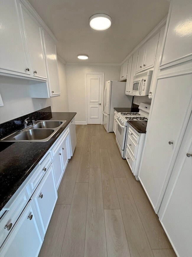 Building Photo - 1940 Malcolm Ave