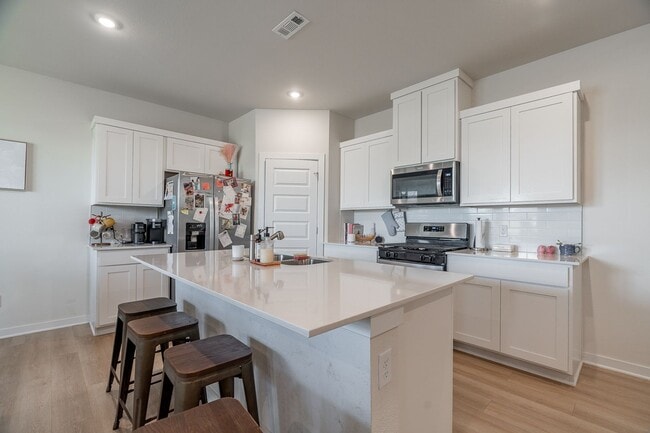 Photo - Immaculate 4-bedroom 3.5 bath Home in Fayetteville! Pre-Leasing for Fall Semester!