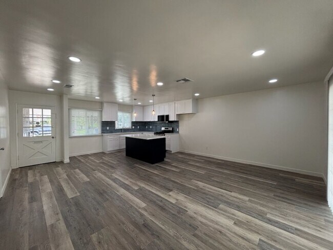 5704 Wisteria Dr